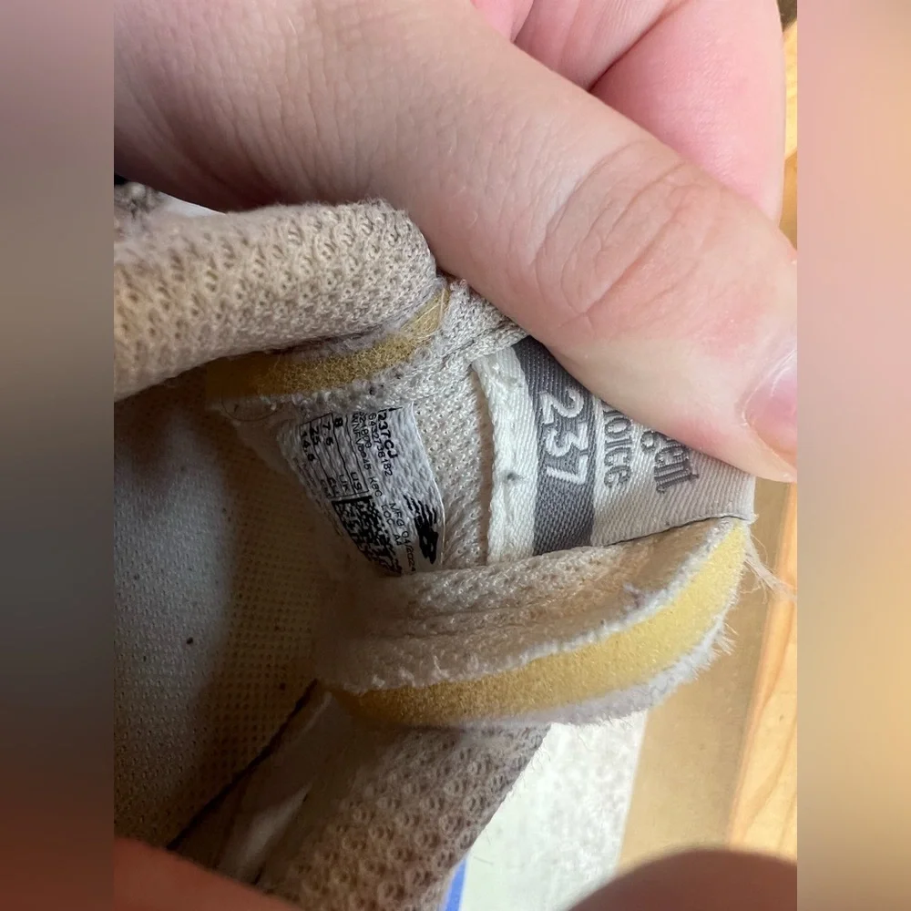 New Balance Child Size 8 Cream & Grey Running Shoes - Picture 11 of 11